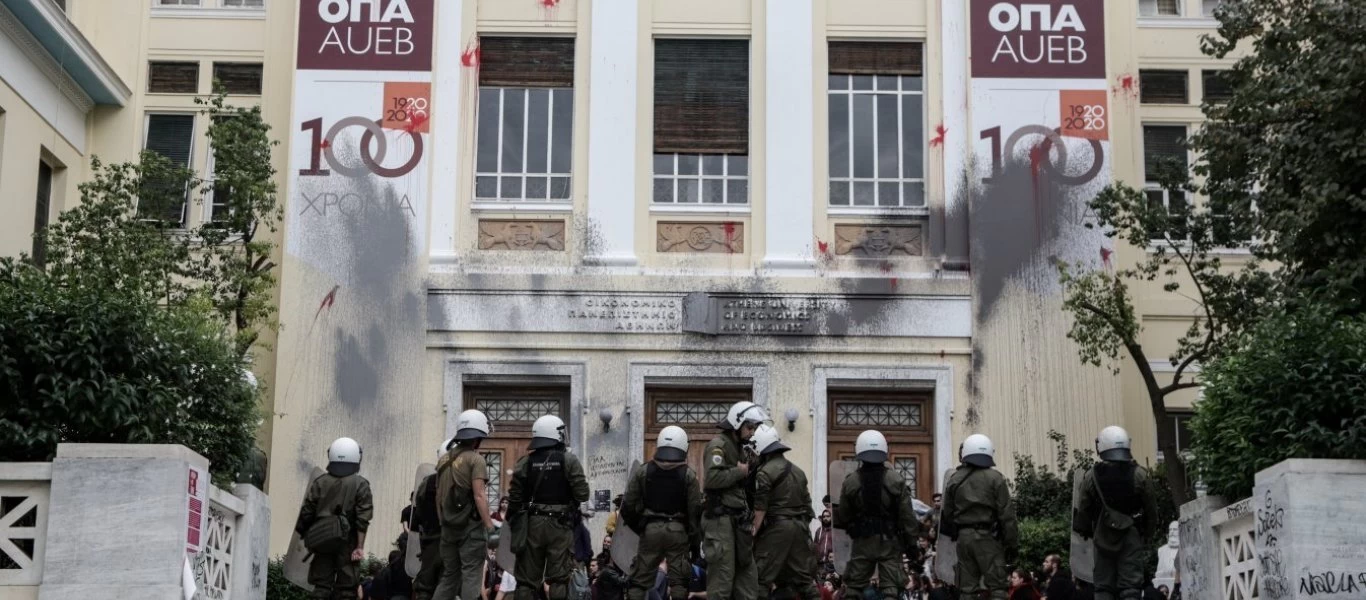 Επεισόδια στην ΑΣΟΕΕ: Κουκουλοφόροι επιτέθηκαν με καδρόνια σε αστυνομικό - Του διέλυσαν την μοτοσικλέτα